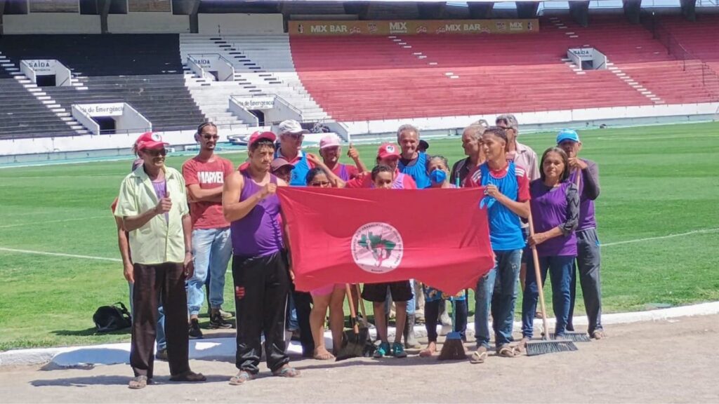 Integrantes do MST participaram de mutirão no estádio do Arruda (Foto: Reprodução)