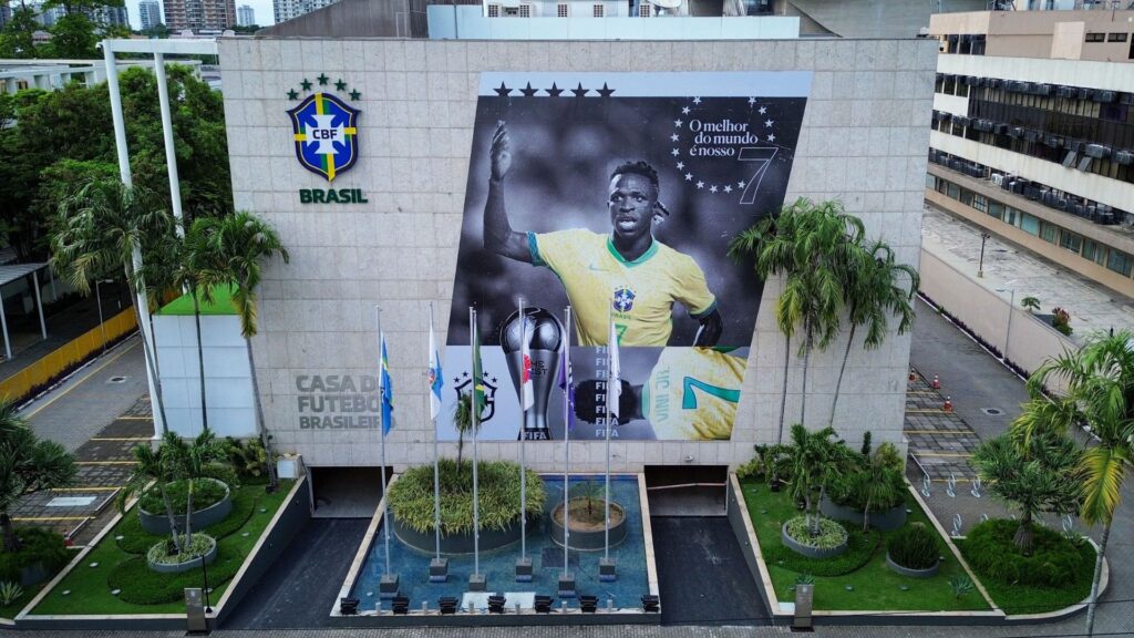 Homenagem a Vini Jr na sede da CBF (Foto: Joilson Marconne/CBF)