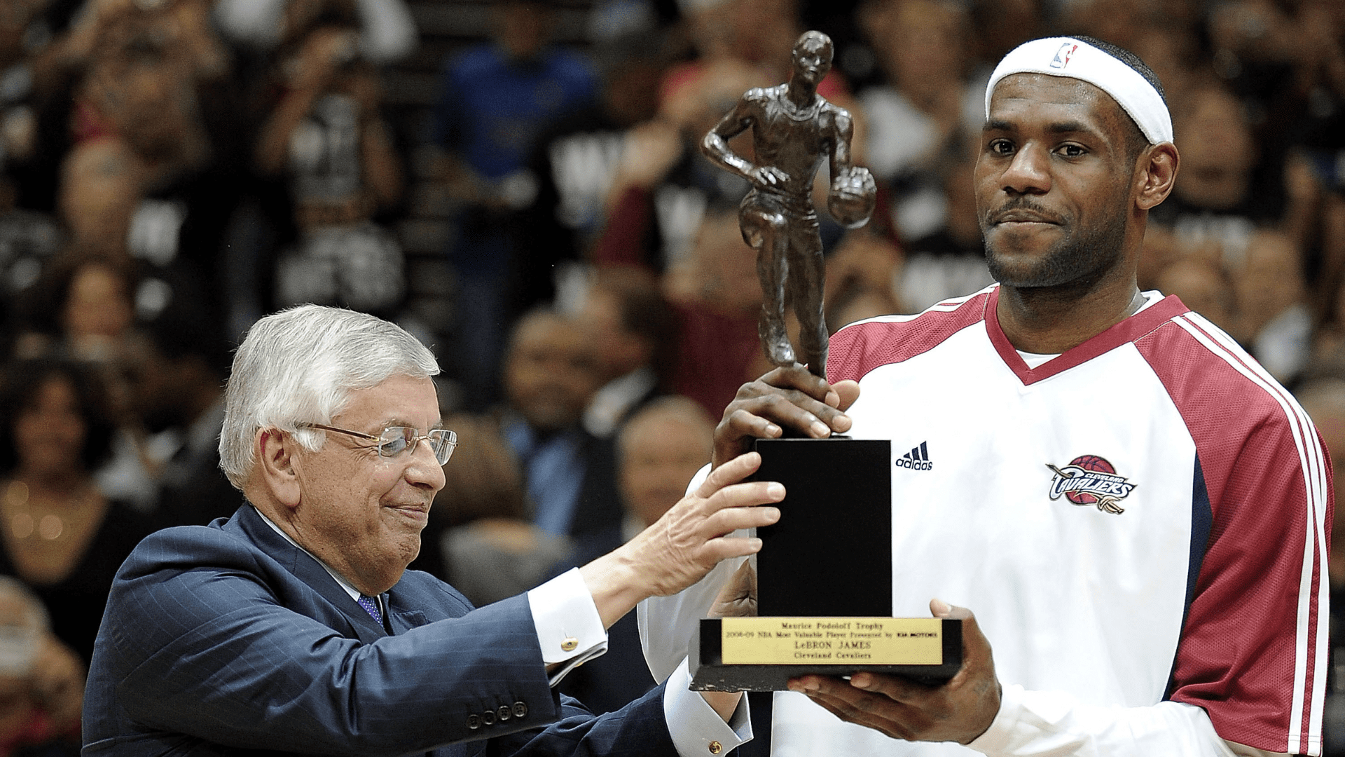 LeBron James recebe seu primeiro prêmio de MVP das mãos do ex-comissário da Liga, David Stern