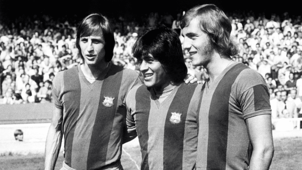 Hugo Sotil (cen.) fez história no Barcelona ao lado de nomes como Cruyff (esq.) e Neeskens (dir.)