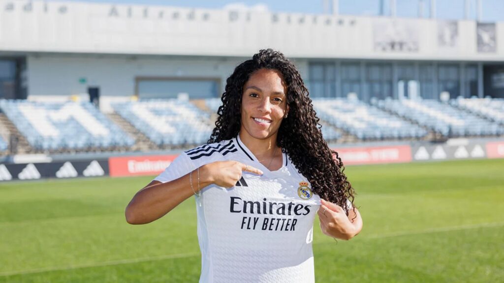 Yasmim com a camisa do Real Madrid