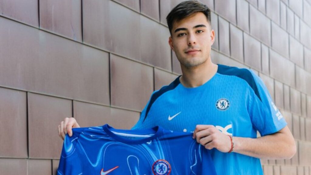 Anselmino com a camisa do Chelsea