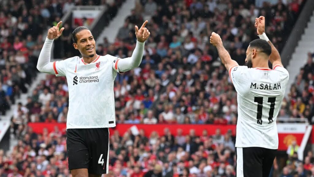 Van Dijk e Salah durante última partida entre Liverpool e United