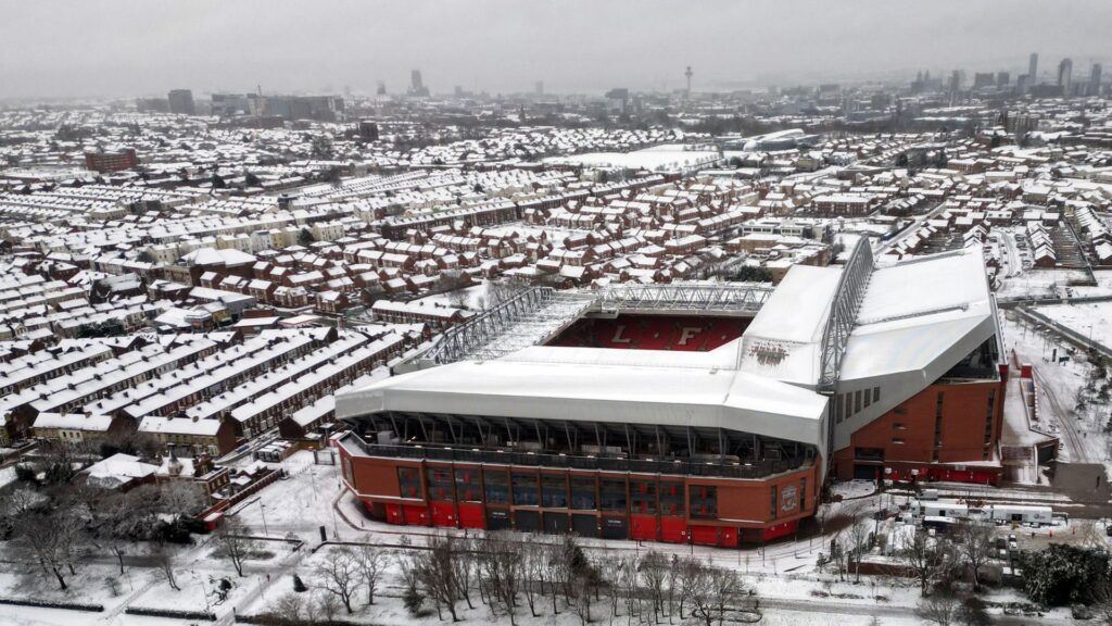 Estádio do Liverpool coberto por neve