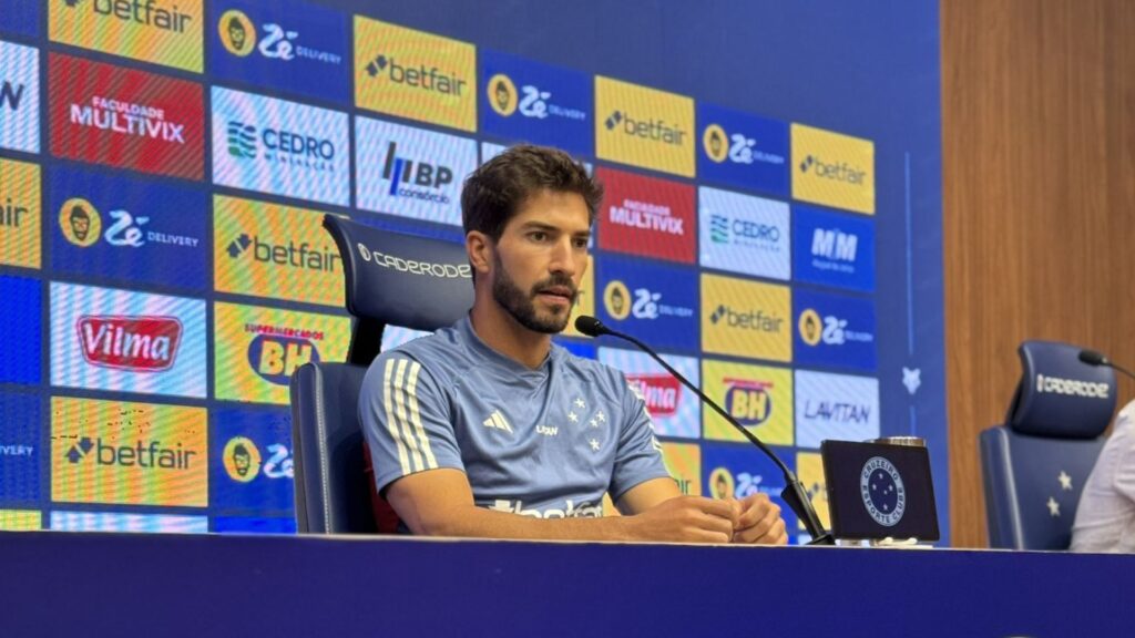 Lucas Silva durante coletiva do Cruzeiro