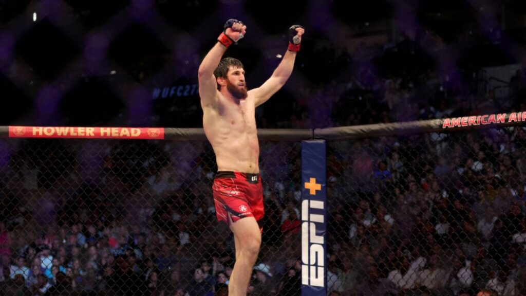 Magomed Ankalaev está na fila para disputa do cinturão do meio-pesado. Foto: Carmen Mandato / GETTY IMAGES NORTH AMERICA / Getty Images via AFP