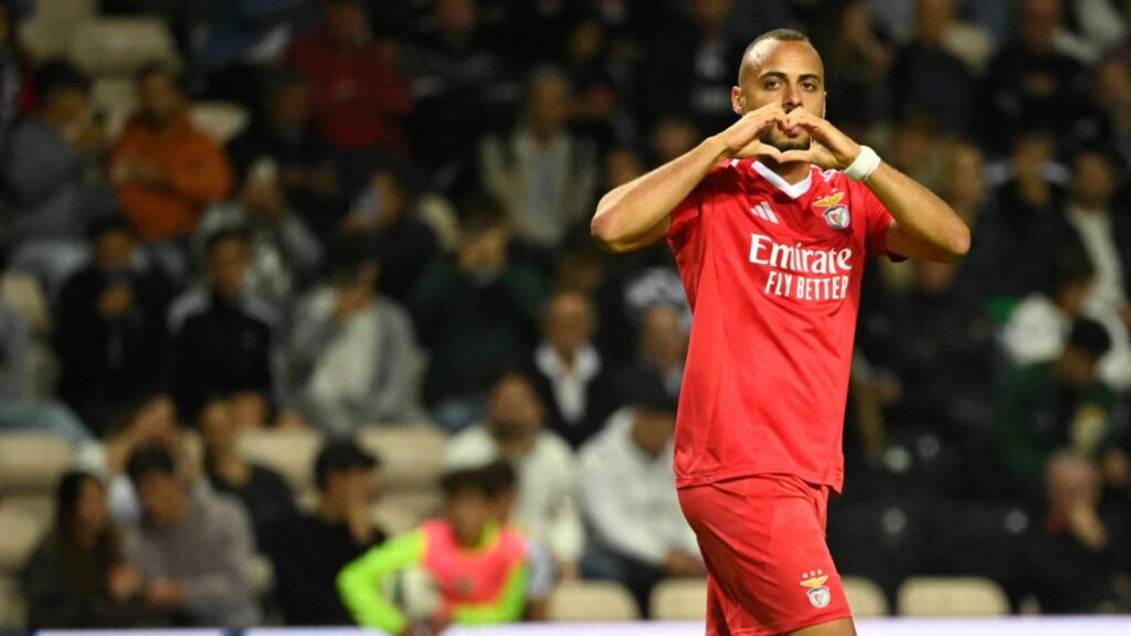 Arthur Cabral chegou ao seu 100º gol no futebol europeu. Foto: MIGUEL RIOPA / AFP