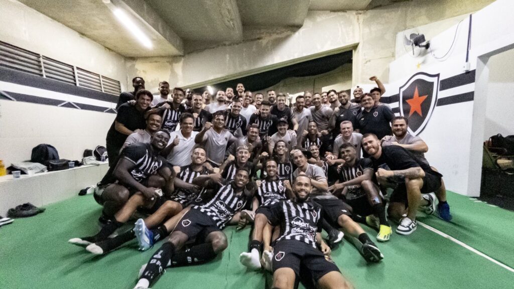 Jogadores do Botafogo-PB comemoram classificação