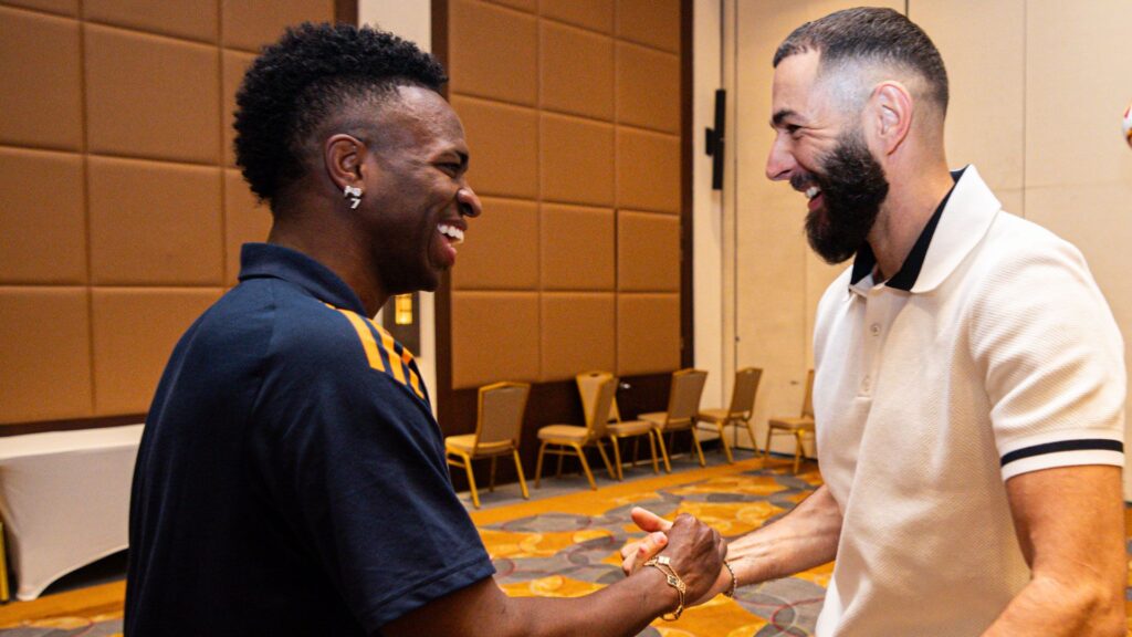 Benzema ao lado de Vini Jr.