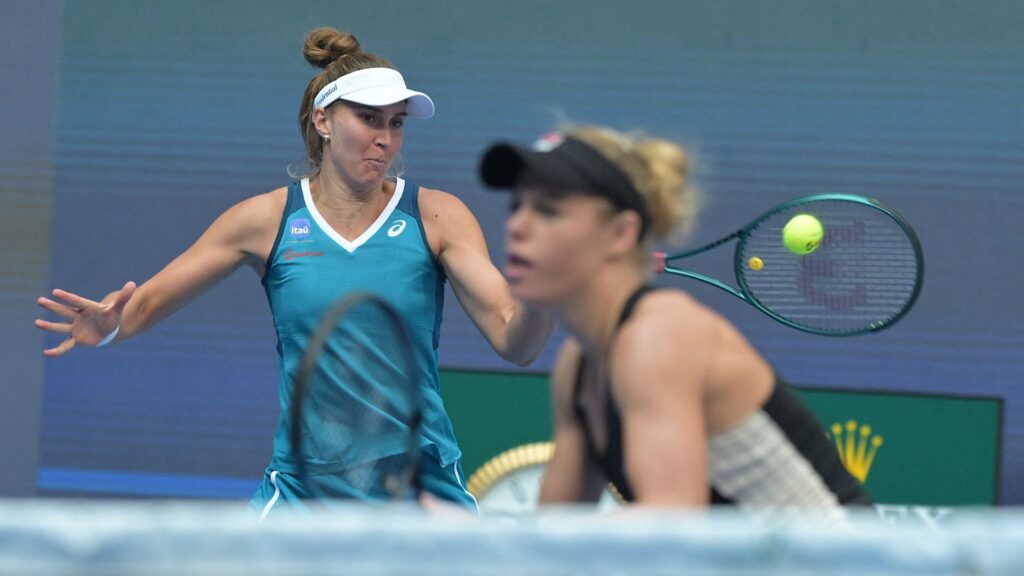 Bia Haddad ao lado de Laura Siegemund