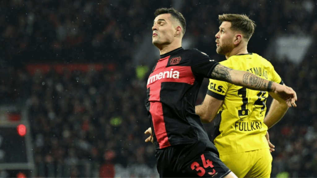 Xhaka e Fullkrug dividem bola em Dortmund x Leverkusen pela Bundesliga 2023/24