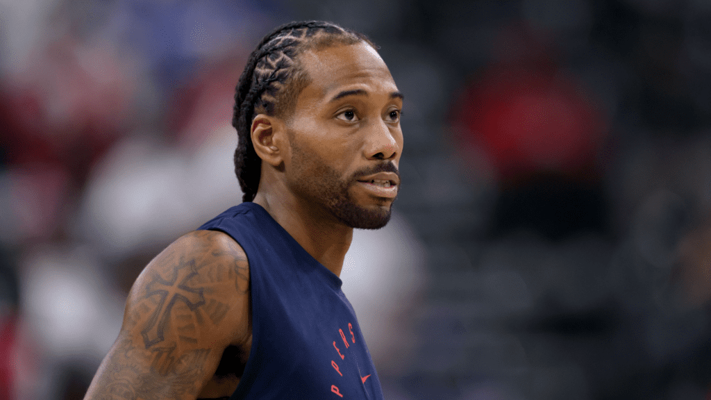 Kawhi Leonard com a camisa dos Clippers em seu retorno às quadras