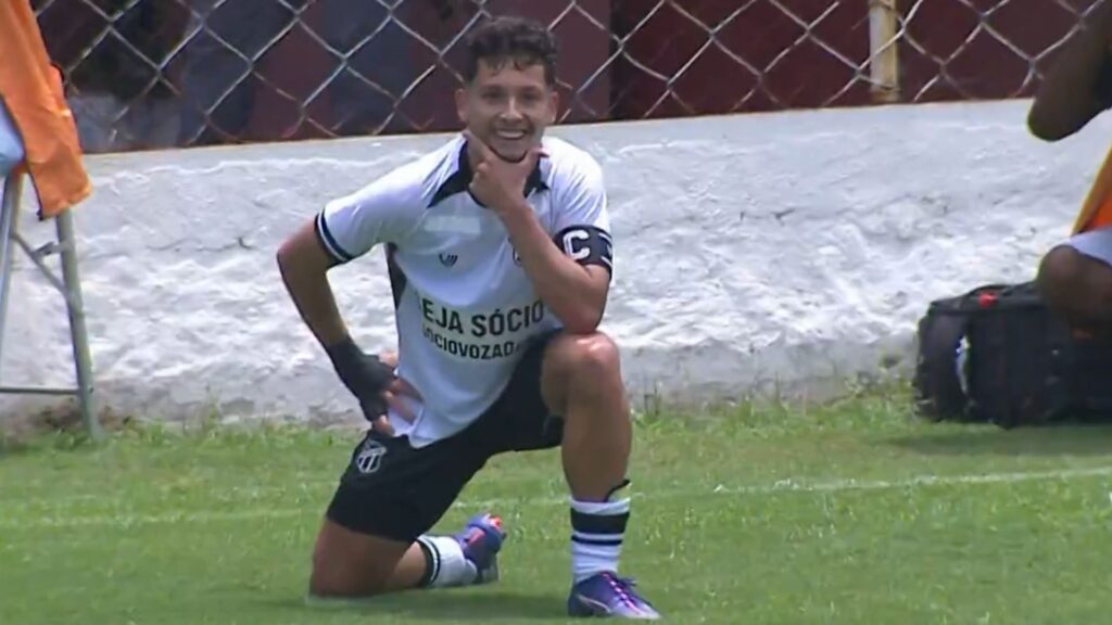 Zé Neto comemora gol do Ceará