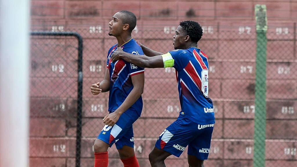 Jogadores do Bahia comemoram gol