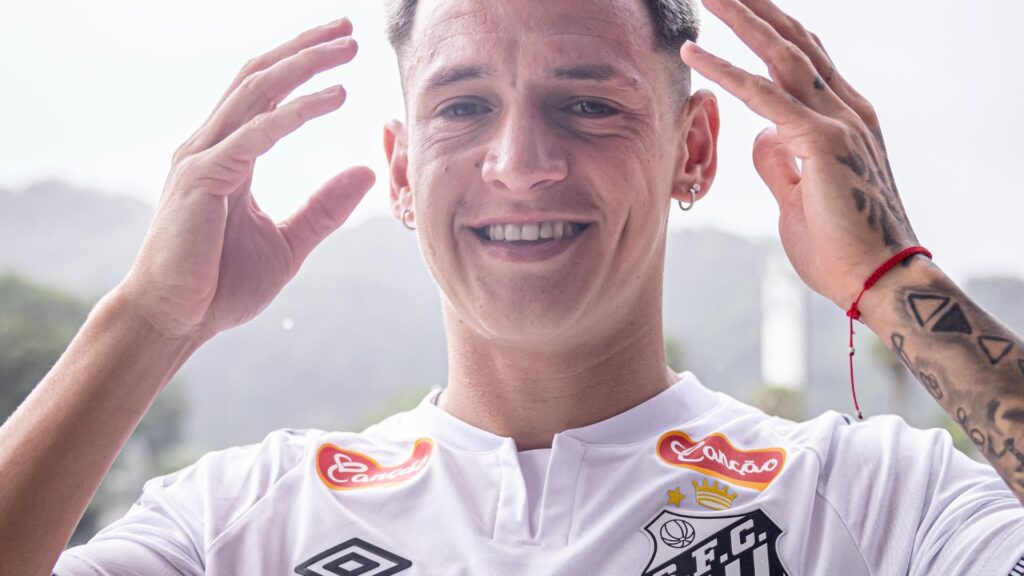 Léo Godoy com a camisa do Santos