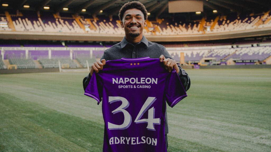 Adryelson com a camisa do novo clube