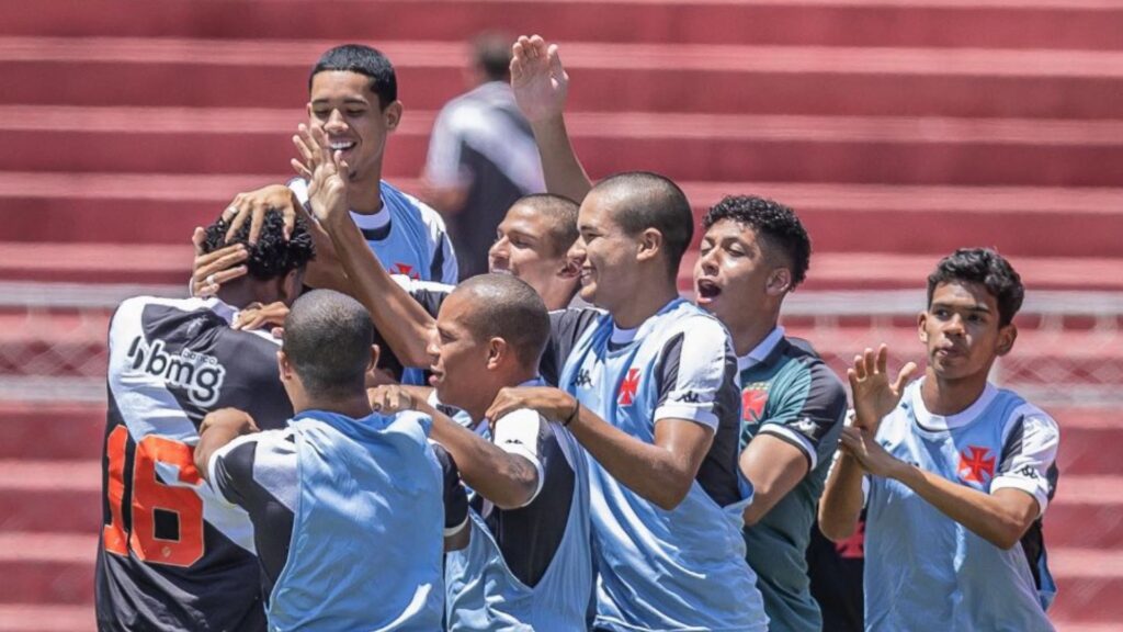 Jogadores do Vasco comemoram gol