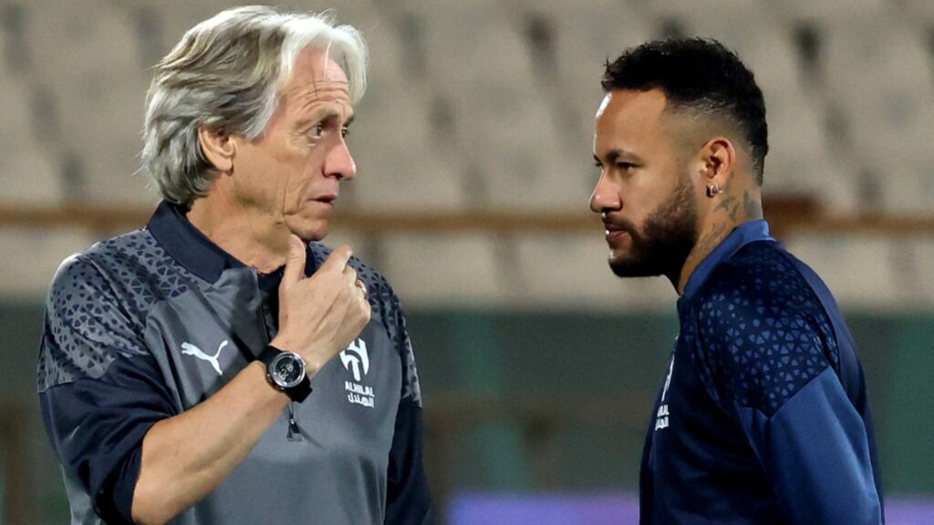 Jorge Jesus, treinador do Al-Hilal, e o atacante brasileiro Neymar (Foto: Atta Kenare/AFP)