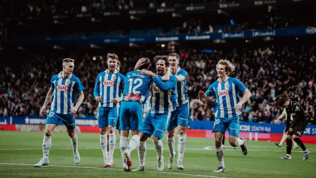 Jogadores do Espanyol comemorando gol