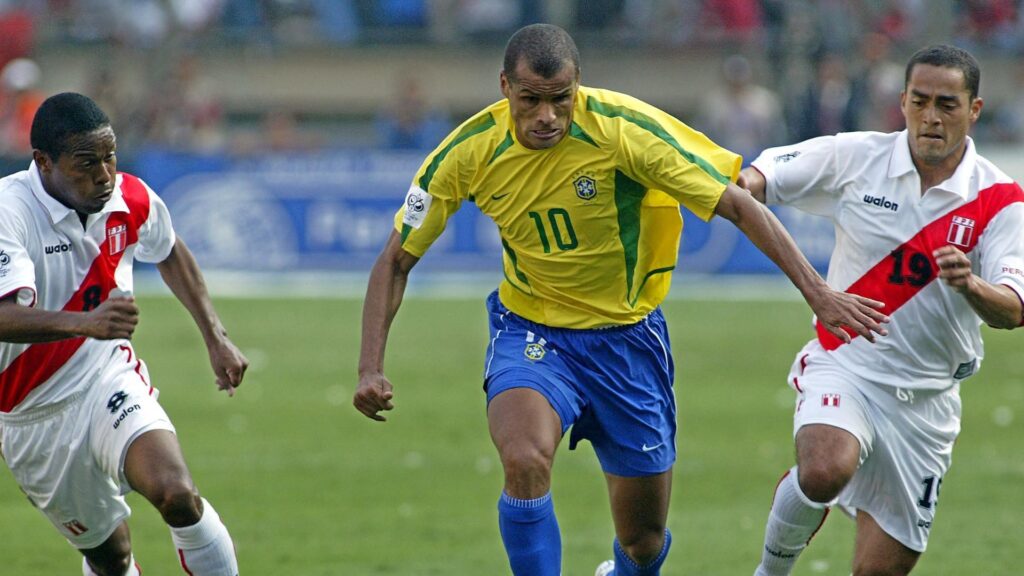 Rivaldo foi o camisa 10 da Seleção Brasileira no penta de 2002 (Foto: Jaime Razuri/AFP)