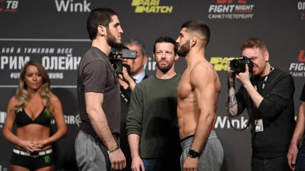 Arman Tsarukyan fazendo uma encarada com Islam Makhachev. Foto: Jeff Bottari/Zuffa LLC