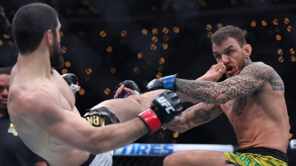 Makhachev finalizou Renato Moicano na luta principal do UFC 311. Foto: Harry How / GETTY IMAGES NORTH AMERICA / Getty Images via AFP