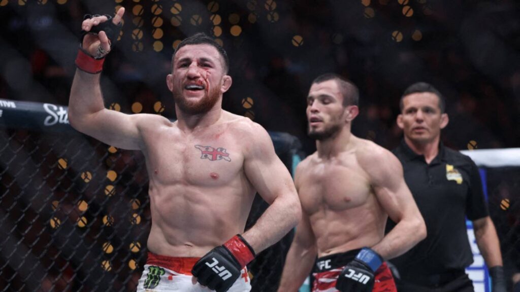 Merab Dvalishvili venceu Umar Nurmagomedov e manteve o cinturão dos galos. Foto: Harry How / GETTY IMAGES NORTH AMERICA / Getty Images via AFP