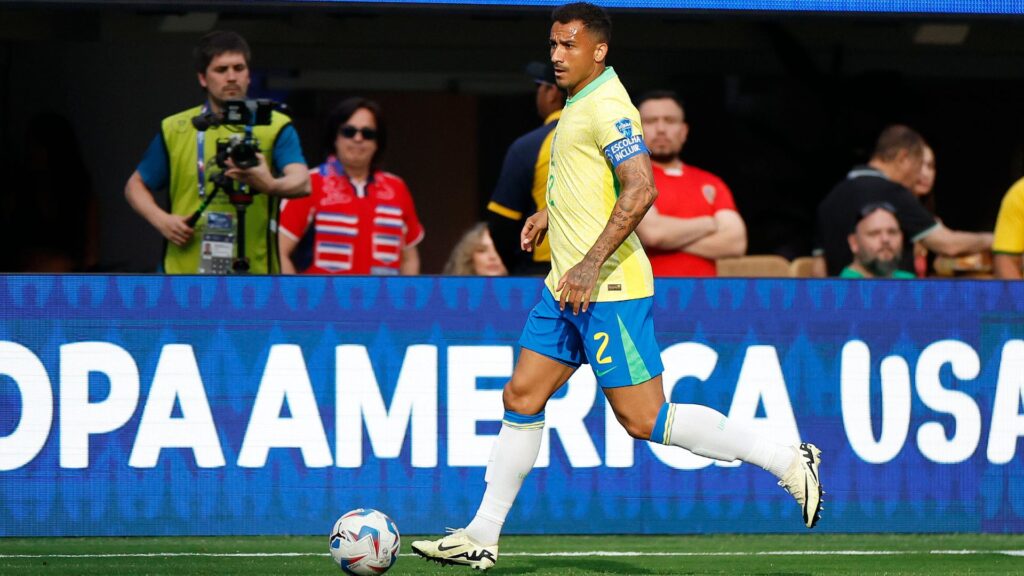 Danilo em campo pela Seleção Brasileira