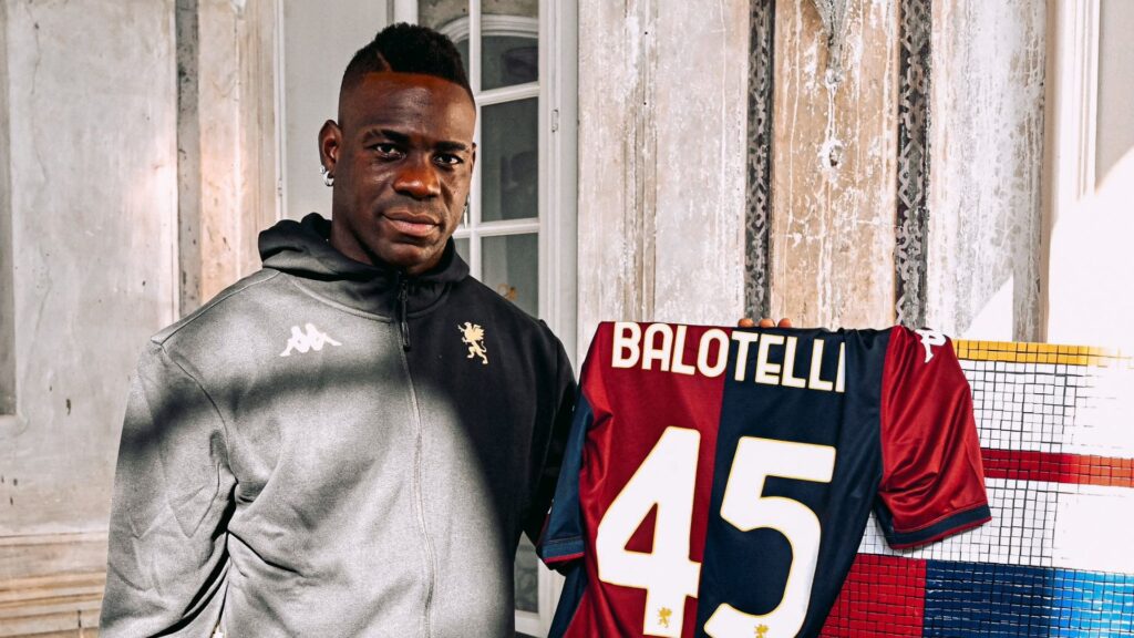 Balotelli com a camisa do Genoa