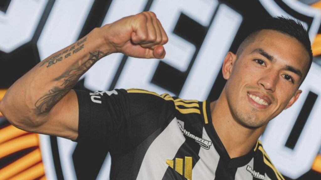 Cuello com a camisa do Atlético-MG
