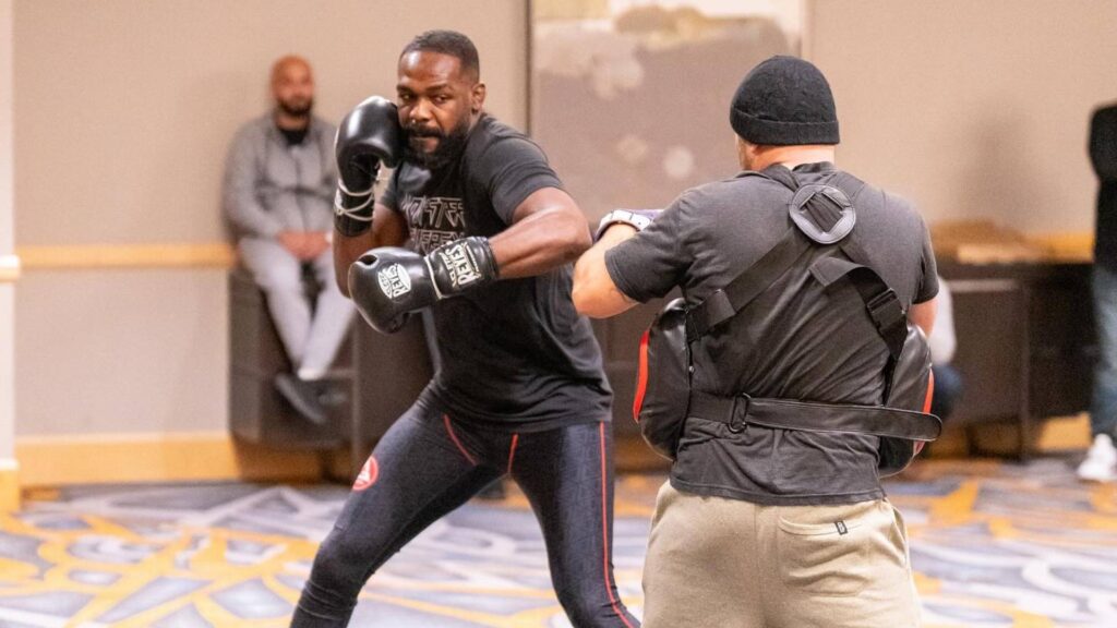Jon Jones está dificultando as negociações com o presidente do UFC, Dana White. Foto: Reprodução/Facebook