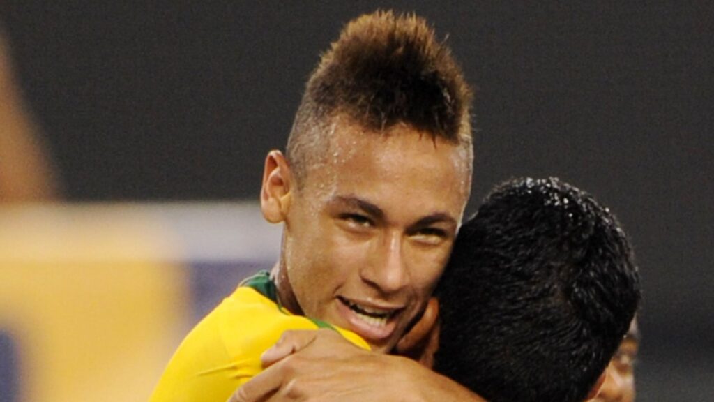 Neymar comemora primeiro gol pelo Brasil