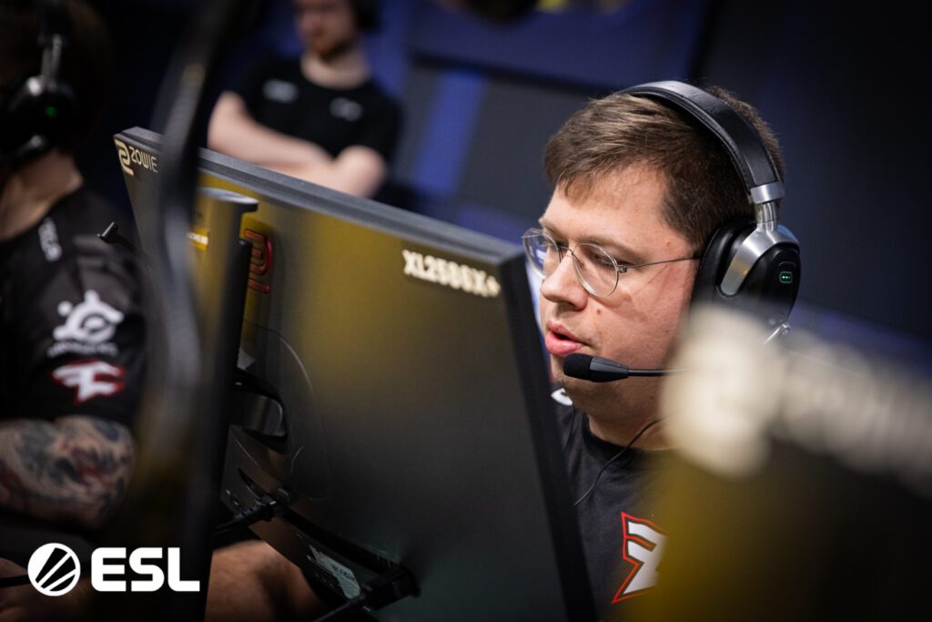 CS2: karrigan celebra chegada de s1mple à FaZe e mira troféu no Major