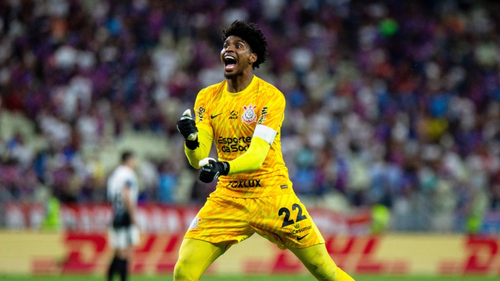 Hugo Souza se tornou destaque do Corinthians desde sua chegada