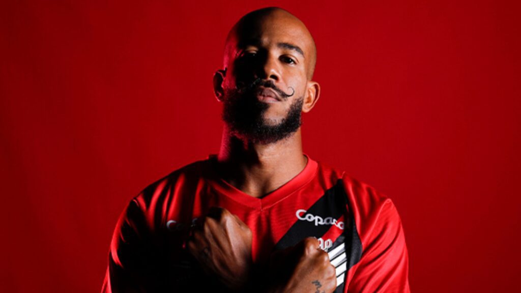 Patrick com a camisa do Athletico-PR