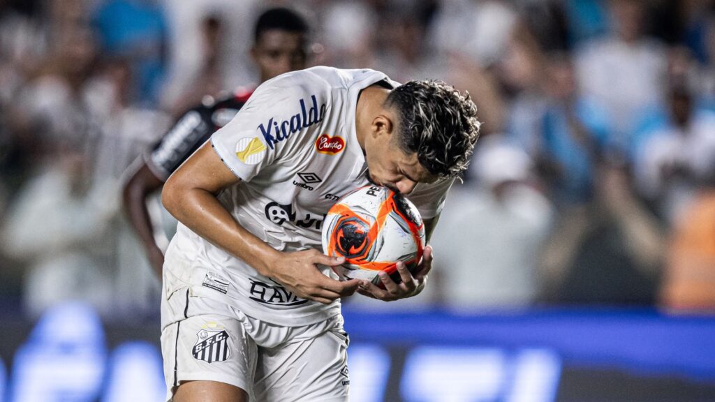 Tiquinho Soares com a bola do Paulistão 2025