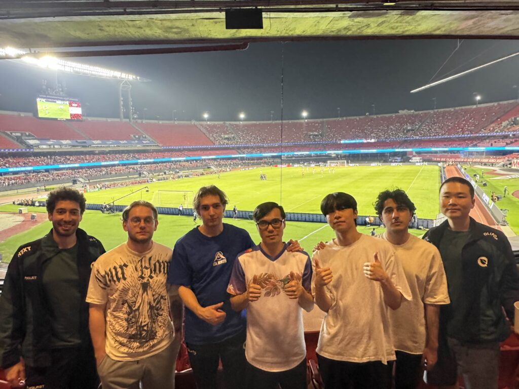 LoL: FlyQuest visita Morumbi para ver jogo de futebol