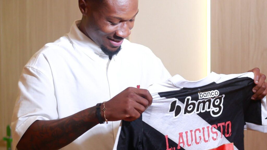 Loide Augusto com a camisa do Vasco