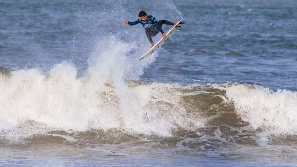 Yago Dora na disputa da etapa de Peniche, em Portugal (Foto: Divulgação)