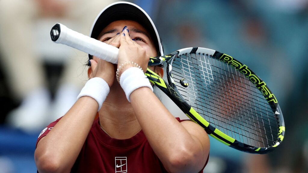 Alexandra Eala venceu Iga Swiatek em Miami (Foto: Al Bello/Getty Images via AFP)