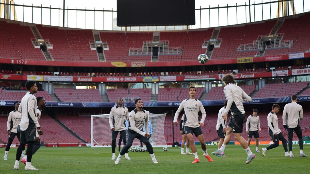 Elenco do Real Madrid treinando no Emirates Stadium, casa do Arsenal (Foto: Adrian Dennis/AFP)
