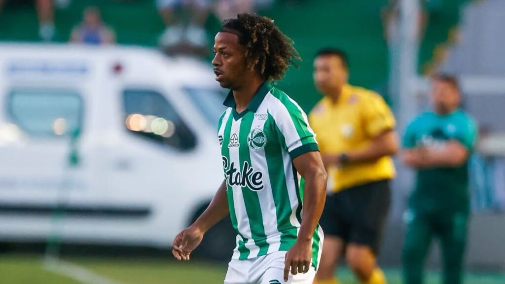 Ênio em ação pelo Juventude.