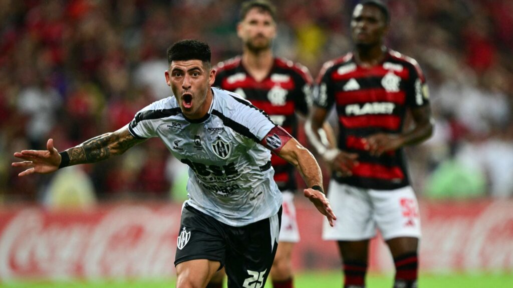 Florentin comemora gol contra o Flamengo