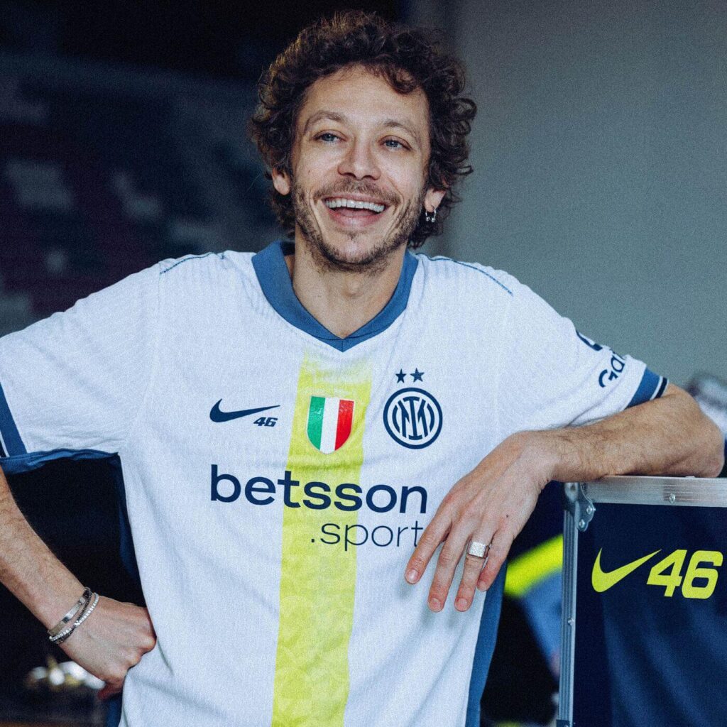 Valentino Rossi e Inter de Milão lançam camisa em parceria