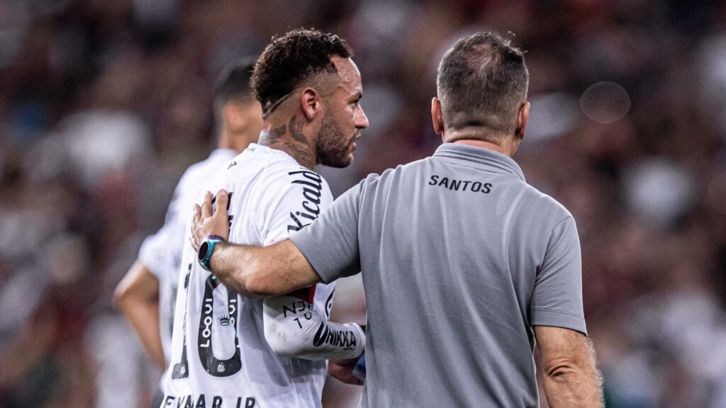 Neymar entrou em campo contra o Fluminense