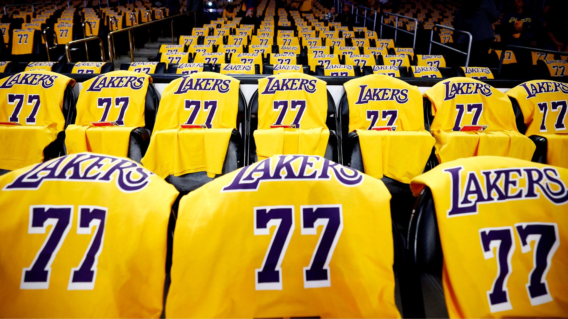 Camisas de Luka Doncic na chegada do astro ao Los Angeles Lakers, maior mercado da NBA (Foto: Ronaldo Martínez/Getty Images via AFP)