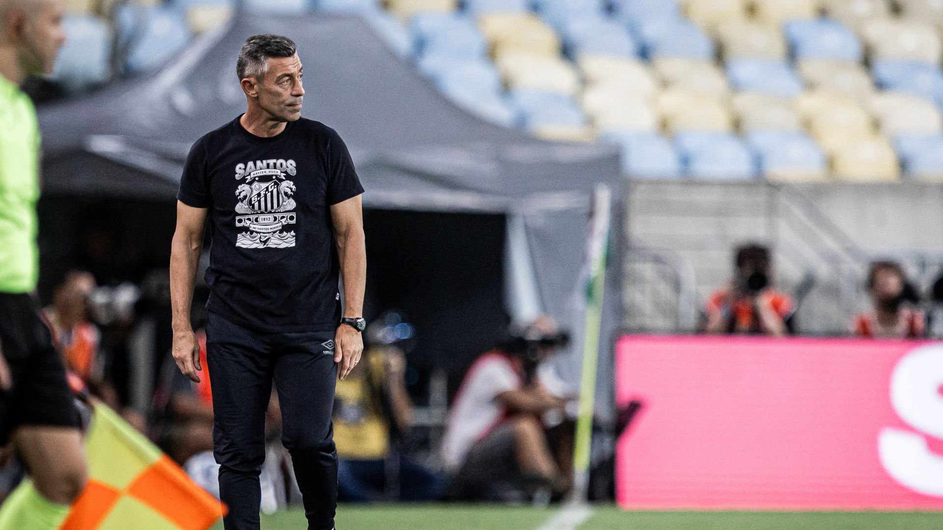 Pedro Caixinha em seu último jogo pelo Santos no Brasileirão 2025