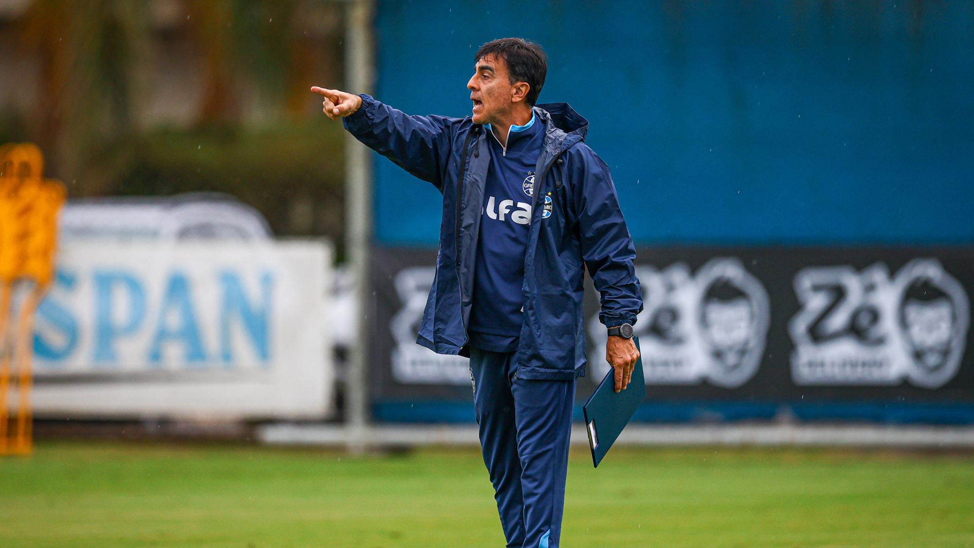 Gustavo Quinteros foi demitido pelo Grêmio após goleada na 4ª rodada do Brasileirão 2025