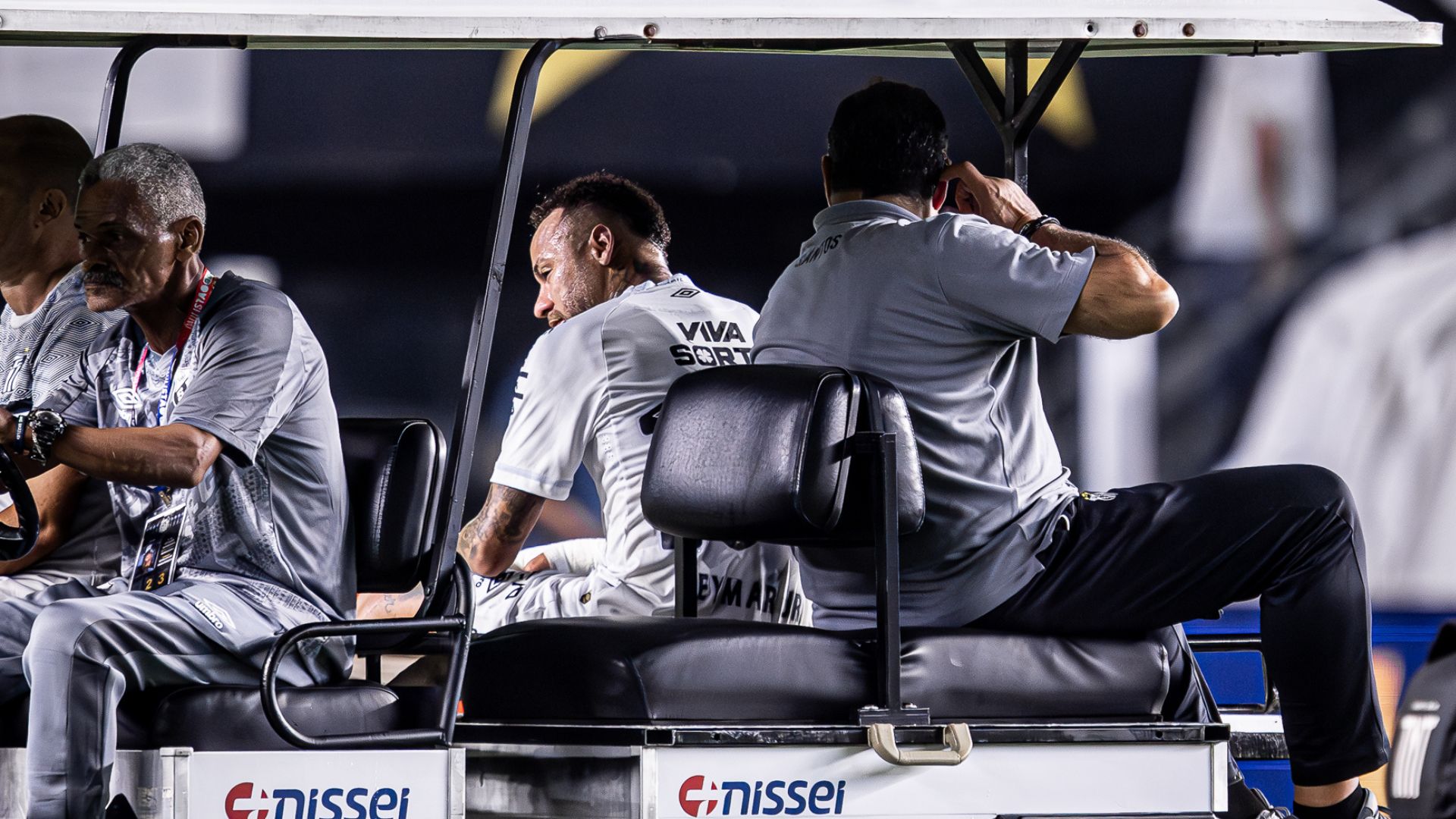 Neymar deixando gramado da Vila Belmiro em jogo do Santos