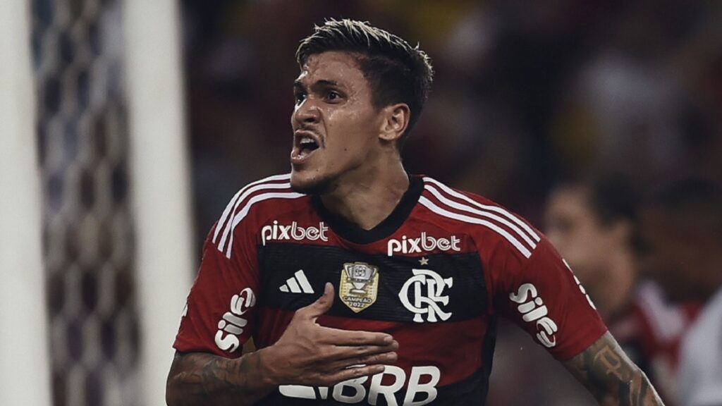 Pedro comemora um de seus gols contra o Maringá
